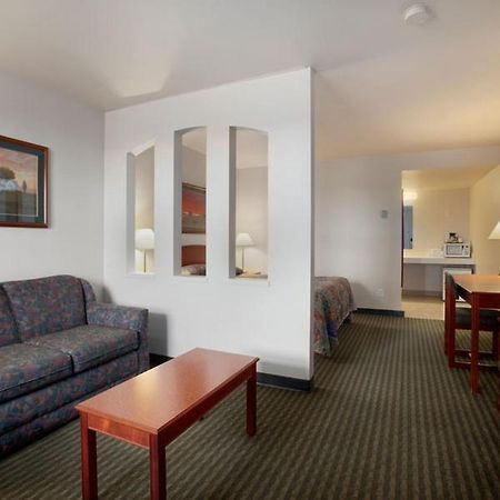 Travelodge Hotel By Wyndham Weyburn Exterior foto