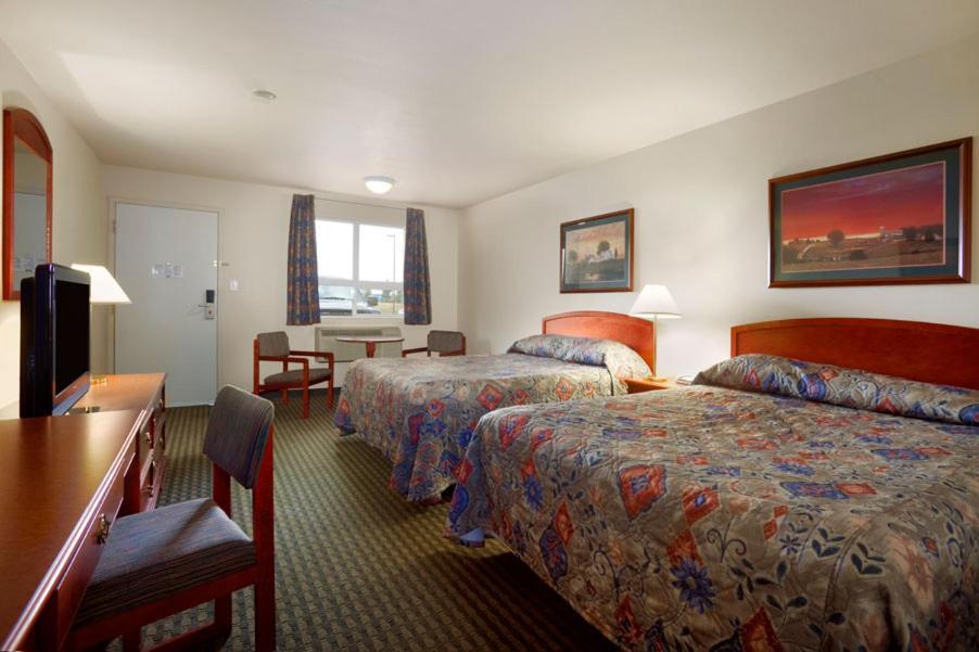 Travelodge Hotel By Wyndham Weyburn Exterior foto