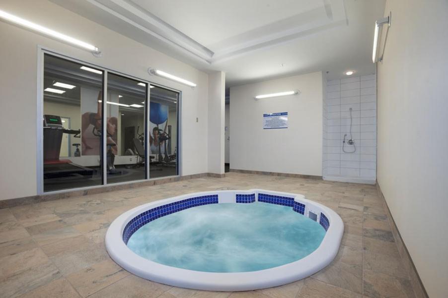 Travelodge Hotel By Wyndham Weyburn Exterior foto